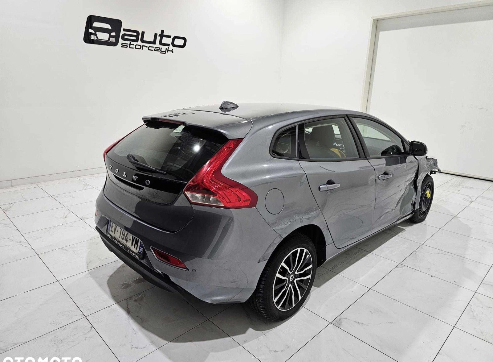 Volvo V40 cena 35700 przebieg: 143829, rok produkcji 2018 z Dobrodzień małe 154